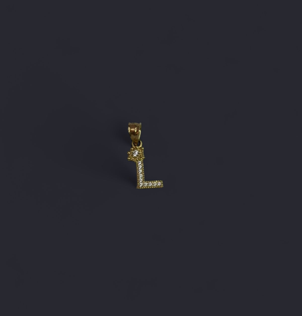 Dije mini de inicial de la letra L